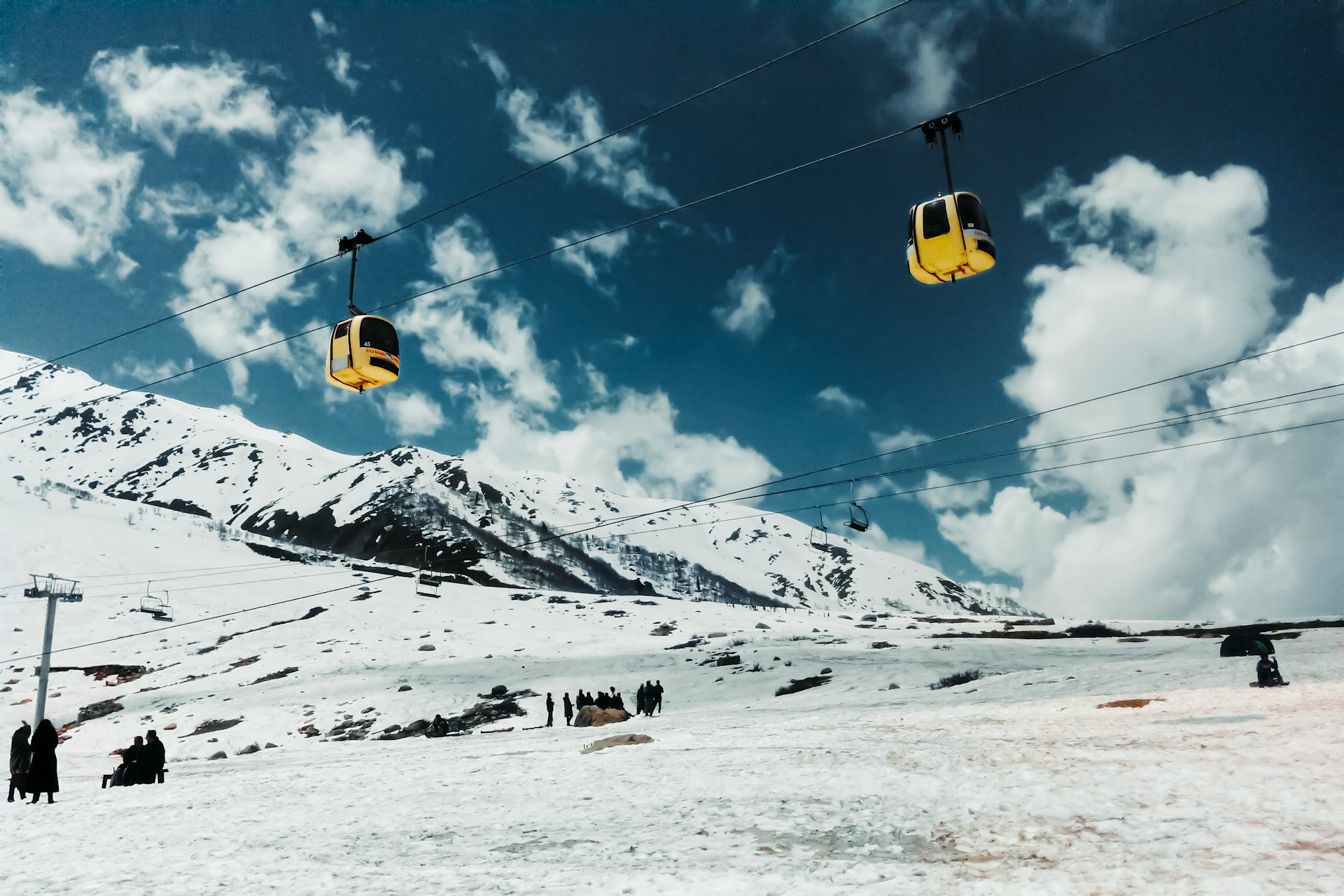 Snow mountains honeymoon destination Himachal